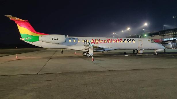 Eine Embraer ERJ 145 der Africa World Airlines am Murtala Muhammad International Airport