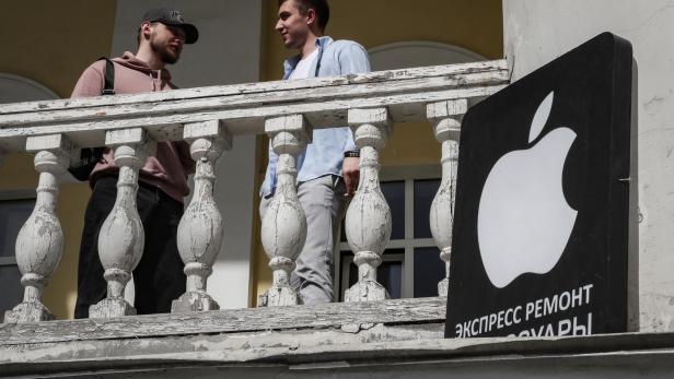 Apple limits operations of services in Russia