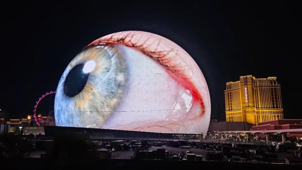 Riesiges Auge über Las Vegas. Das mit LED-Bildschirmen überzogene Gebäude The Sphere macht es möglich