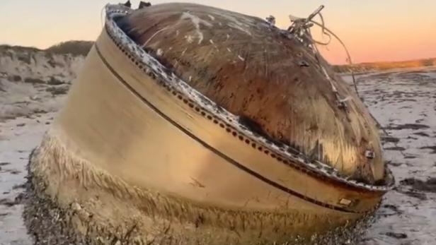 Mysteriöses zylindrisches Objekt, das an der australischen Küste angespült wurde