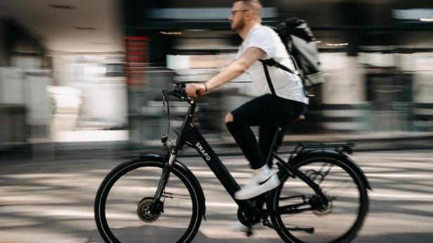 E-Biker*innen haben ein deutlich höheres Unfallrisiko als gewöhnliche Radler*innen. 