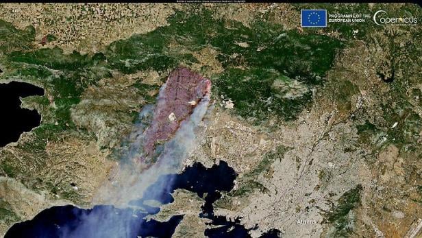 Ein Waldbrand wütet in der Nähe von Athen, aufgenommen am 19. Juli.  