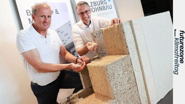 Salzburg Wohnbau Geschäftsführer Roland Wernik und FH-Salzburg-Geschäftsführer Dominik Engel mit dem nachhaltigen Wandaufbau