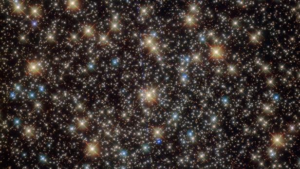 Sterne im Cluster NGC 3201 funkeln nicht nur für Beobachter*innen auf der Erde, sondern auch durch Energiewellen