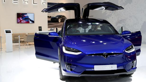 Ein Tesla Model X mit Flügeltüren.