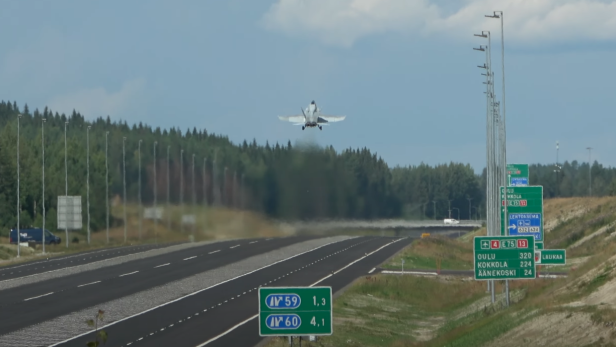 Warum Kampfjets in Finnland regelmäßig auf Autobahnen landen