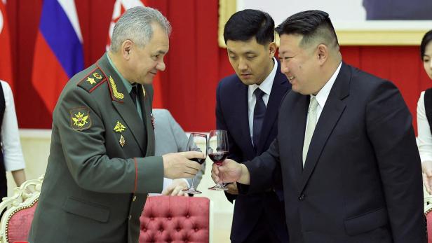 Der russische Verteidigungsminister Sergei Shoigu und Nordkoreas Führer Kim Jong Un