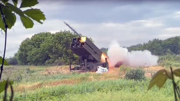 NASAMS Flugabwehr-Raketenlauncher der Ukrainischen Armee mit startender Rakete