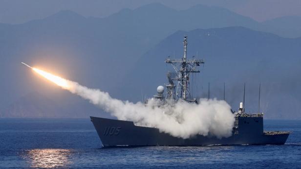 Symbolbild: Ein Schiff der taiwanischen Marine startet eine Rakete bei einer Übung