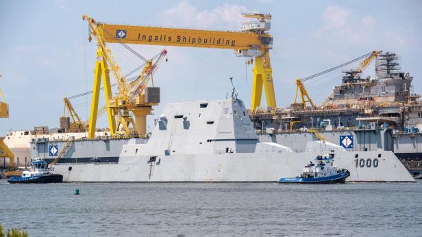 Die USS Zumwalt fährt in die Werft ein.