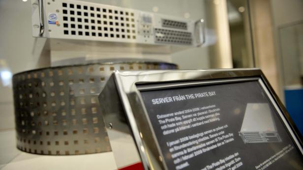 Die Gründung der Pirate Bay erfolgte im Jahr 2003 mit dem sogenannten Piratenbüro in Schweden. Auf dem Bild ist der erste Server zu sehen, der heute im technischen Museum in Schweden ausgestellt ist.