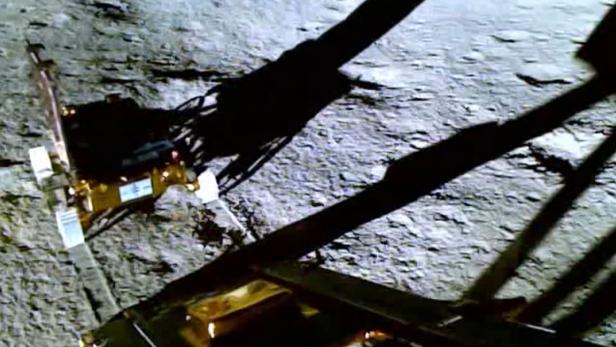 Der indische Mond-Rover Pragyan vor der Rampe des Vikram-Landemoduls der Chandrayaan-3-Mission