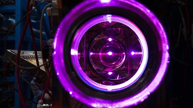 Die Forscher*innen nutzen einen 30.000 Joule starken Laser für ihr Experiment.