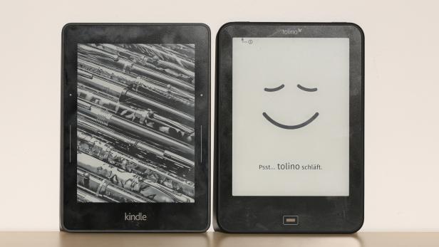 Der Kindle Voyage (links) und der Tolino Vision 2 im Schlaf.