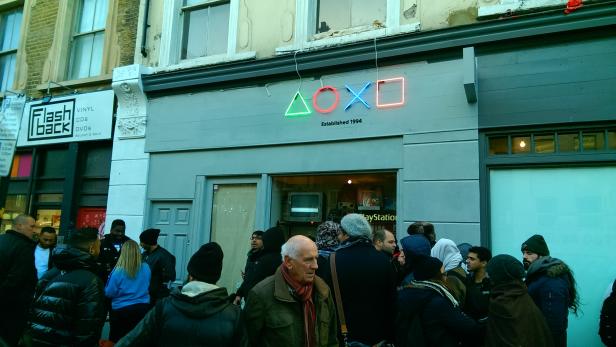 Warteschlange vor dem Sony Store in London
