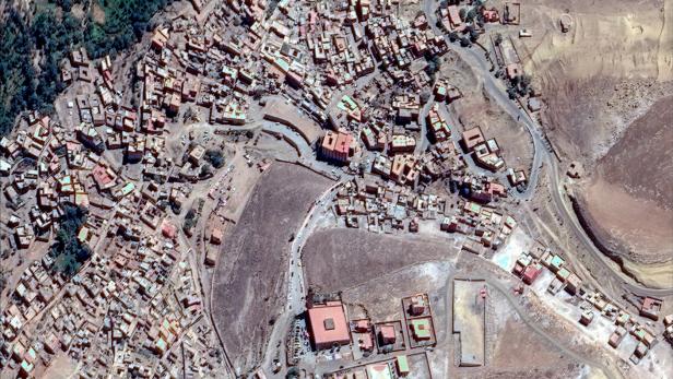 Satellitenbild von zerstörten Gebäuden in Moulay Brahim, Marokko. 