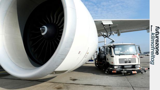 Flugzeug wird mit nachhaltigem Treibstoff (SAF) betankt