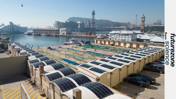 Das Unternehmen Heliatek hat mit seiner Solarfolie bereits einige Gebäude ausgestattet, wie hier etwa im Hafen von Barcelona.