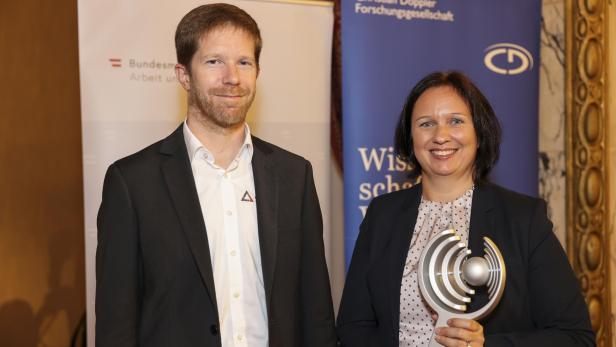 Preisträgerin Nina Schalk mit Christoph Czettl von Ceratizit (links).