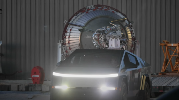 Video: Tesla Cybertruck transportiert riesiges Raketentriebwerk 