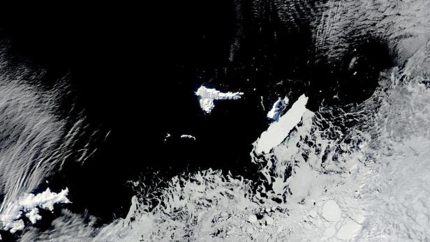 Der Eisberg D-30A bei seinem Zusammenstoß mit Clarence Island. Links daneben sieht man die Insel Elephant Island