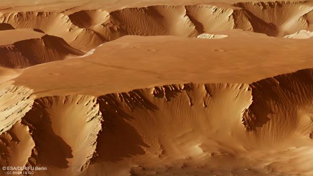 Labyrinth der Nacht: Video zeigt Flug über riesigen Mars-Canyon