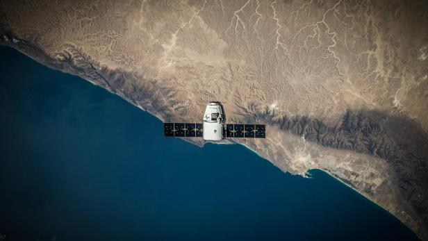 SpaceX-Satellite mit Solar-Panels (Symbolbild)