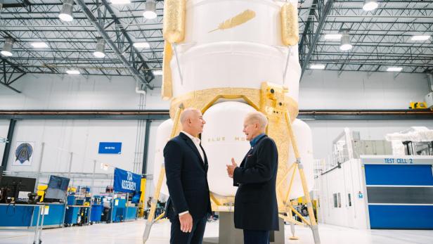 Blue-Origin-Chef Jeff Bezos und NASA-Administrator Bill Nelson vor der Mondlandefähre Mark 1