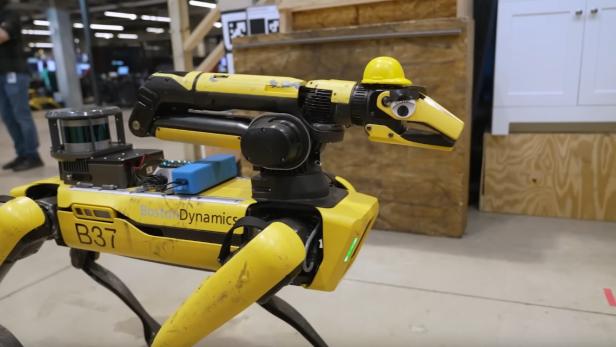 Roboterhund Spot wird zum sprachbegabten Tourguide in der Fabrik von Boston Dynamics