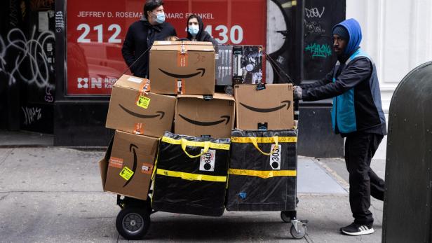 Symbolbild: Amazon-Pakete werden ausgeliefert