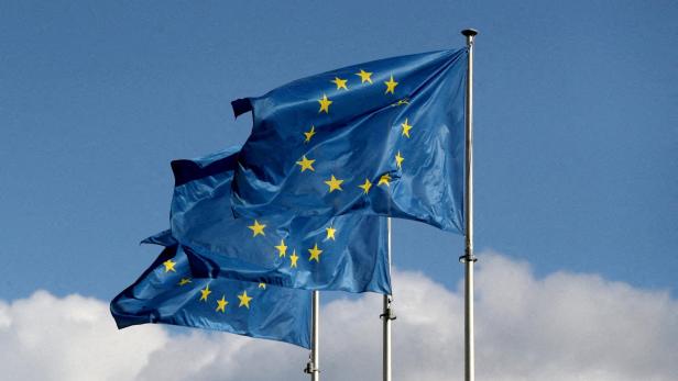 3 EU-Flaggen wehen