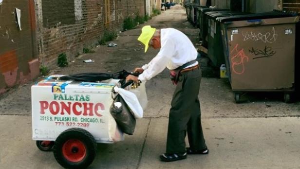 Der Eisverkäufer Fidencio mit seinem Eiswagen