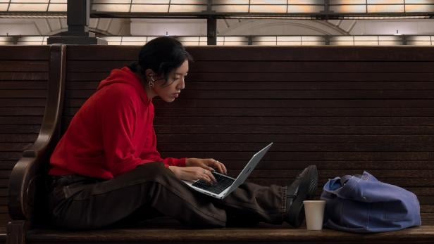 Frau mit MacBook