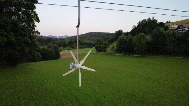 Bergwind Windkraftwerk an einem Seilbahnseil