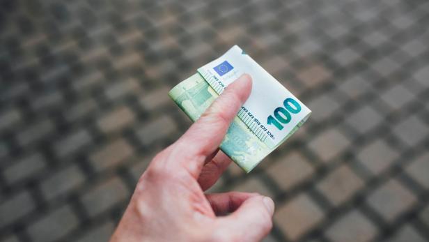 100-Euro-Schein in Hand