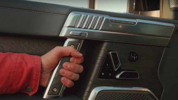 Türgriff in Form einer überdimensionierten Pistole im Elektroauto M-Hero 917