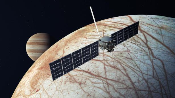 Künstlerische Darstellung der Raumsonde Europa Clipper über dem Jupitermond Europa