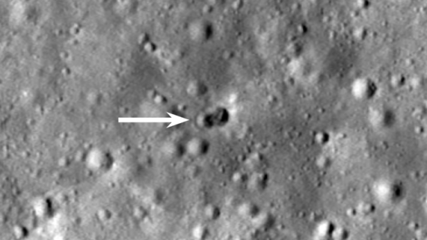 Diese Aufnahme des Lunar Reconnaissance Orbiter zeigt den doppelten Krater, den das Objekt WE0913A am Mond hinterließ