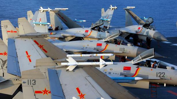 Symbolbild: Chinesische J-15 auf einem Flugzeugträger