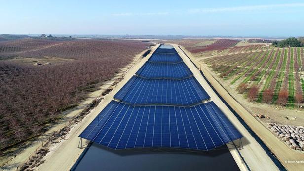 Dieses Beispiel der Firma Solar AquaGrid zeigt, wie ein Solardach über einem Fluss oder Kanal aussehen könnte
