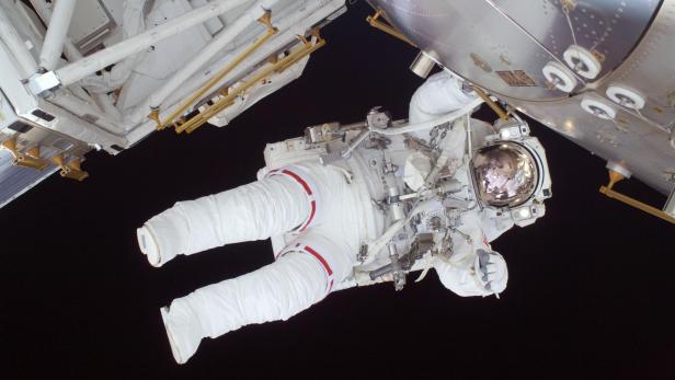 Die NASA-Astronautin Nicole Stott bei einem Spacewalk auf der ISS