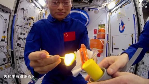 Chinesische Raumfahrer entzünden Kerze im Weltraum