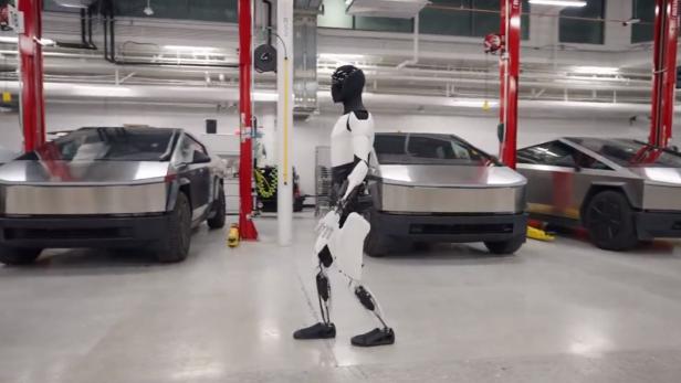 Der Tesla-Bot soll schon bald in den Werkshallen eingesetzt werden.