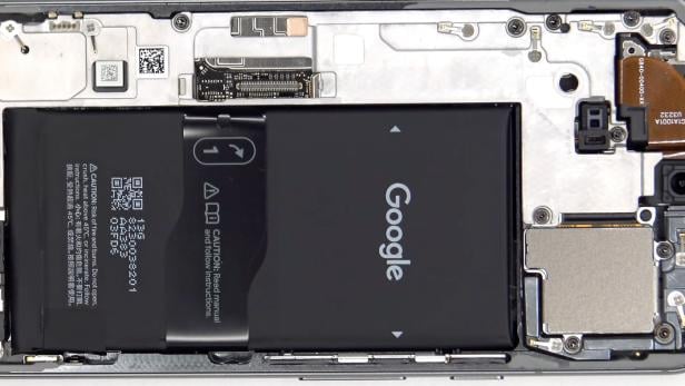 Offenes Google Pixel 8 Smartphone ohne rückseitige Abdeckung