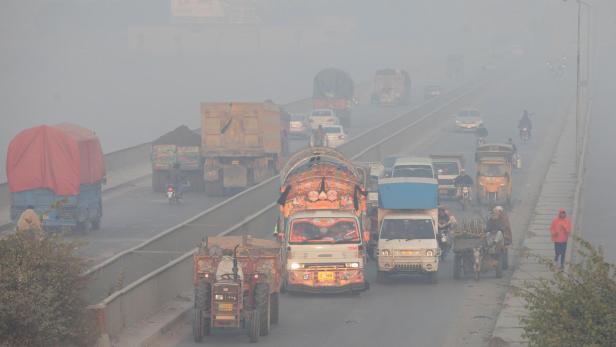 Die Luft in Lahore: Smog macht Menschen das Atmen zur Qual