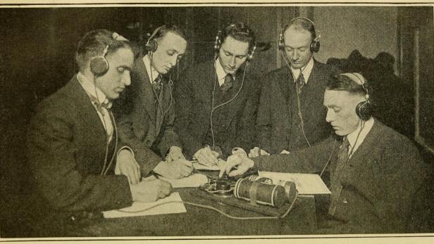 Eine Gruppe von Männern lernt Morsecode im Jahr 1891