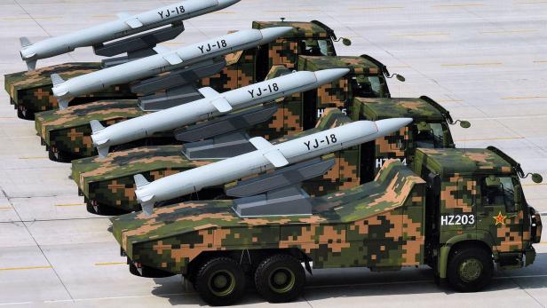 Die YJ-18 Marschflugkörper werden für Attacken auf See und an Land eingesetzt.