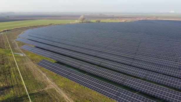 Bau von weltweit größtem Solar-Projekt startet (Symbolbild)