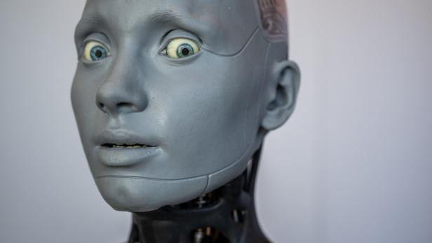Humanoider Roboter mit ängstlichem Gesichtsausdruck