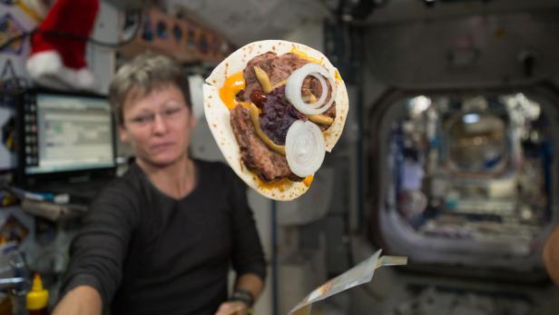 Dieser "Space Cheeseburger" ist nicht das ideale Essen im Weltraum.